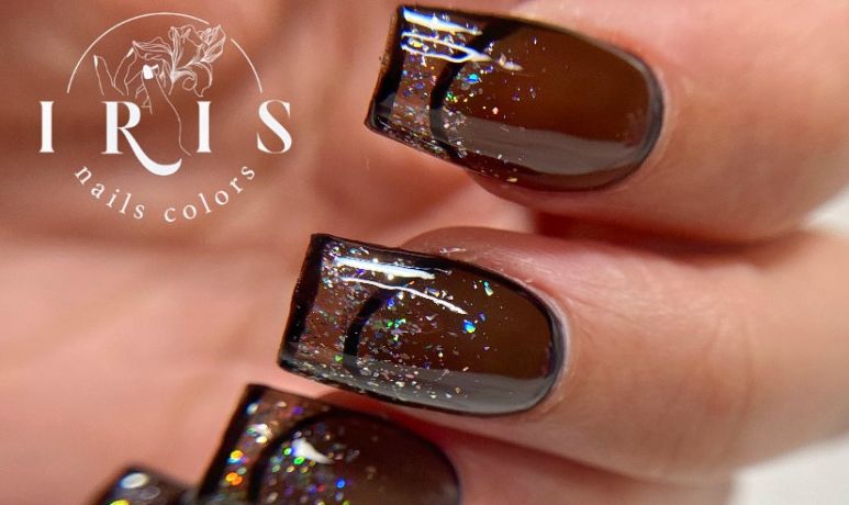 Nail art pailleté sur une pose brune